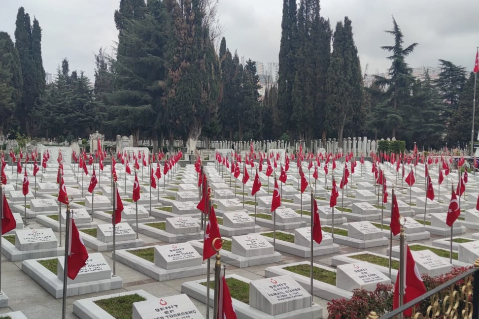 Trabzon'da Büyükşehir mezarlıkları bayrama hazırladı