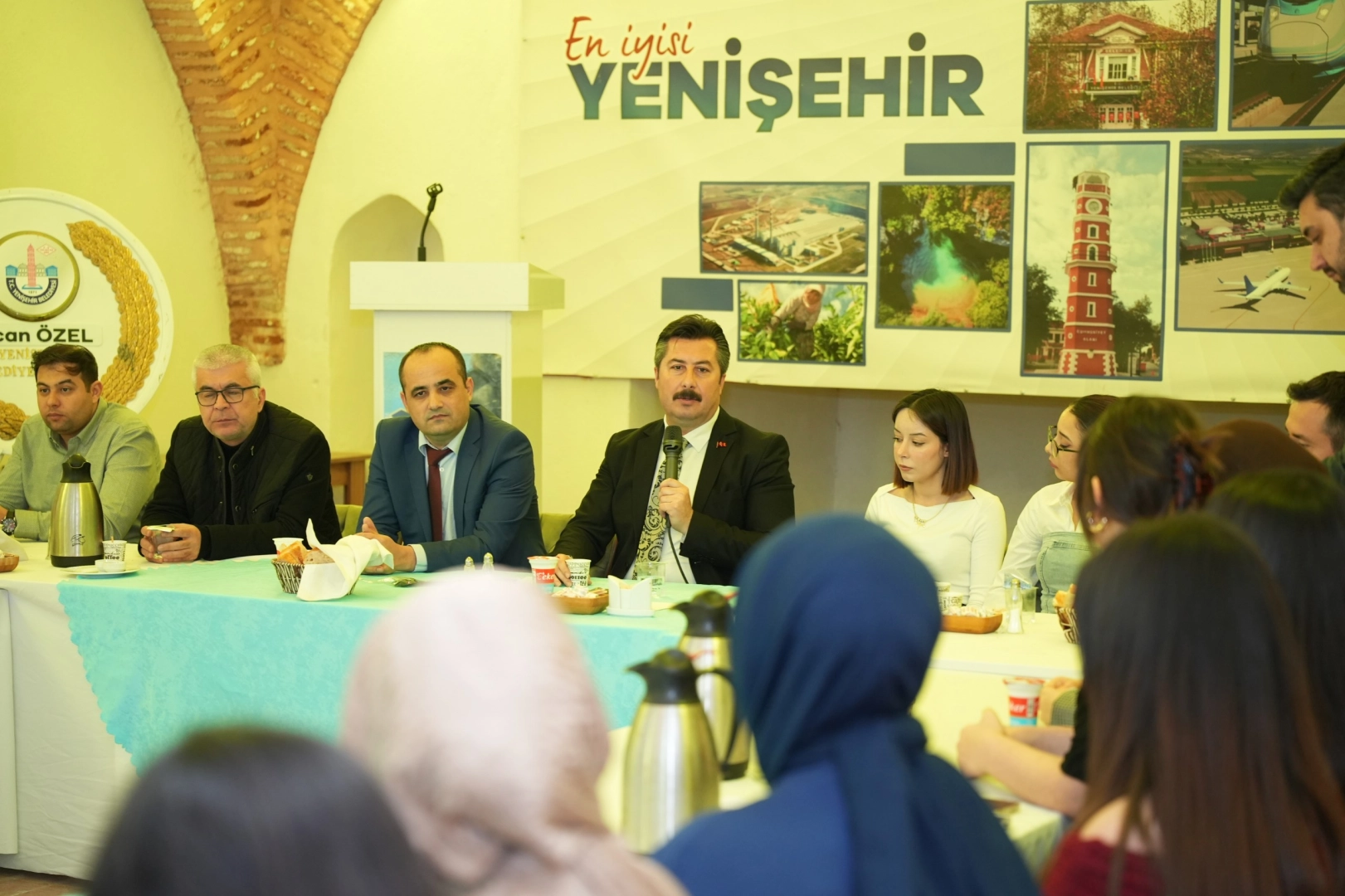 Başkan Ercan Özel üniversite öğrencileriyle buluştu