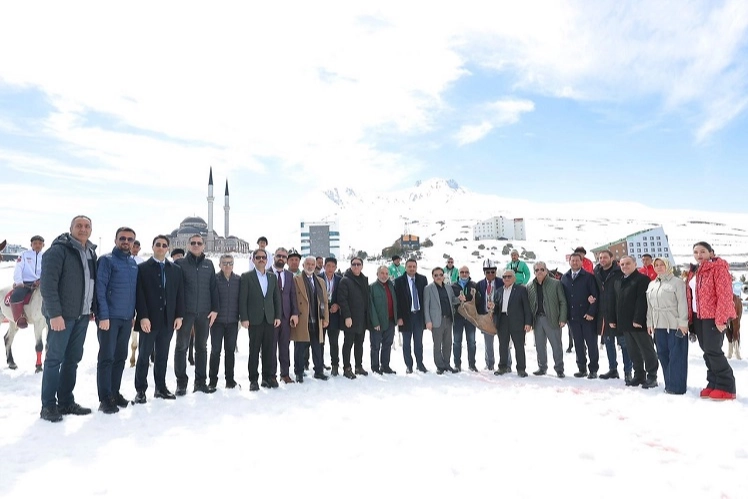 Kayseri Erciyes'te 'kökbörü' heyecanı