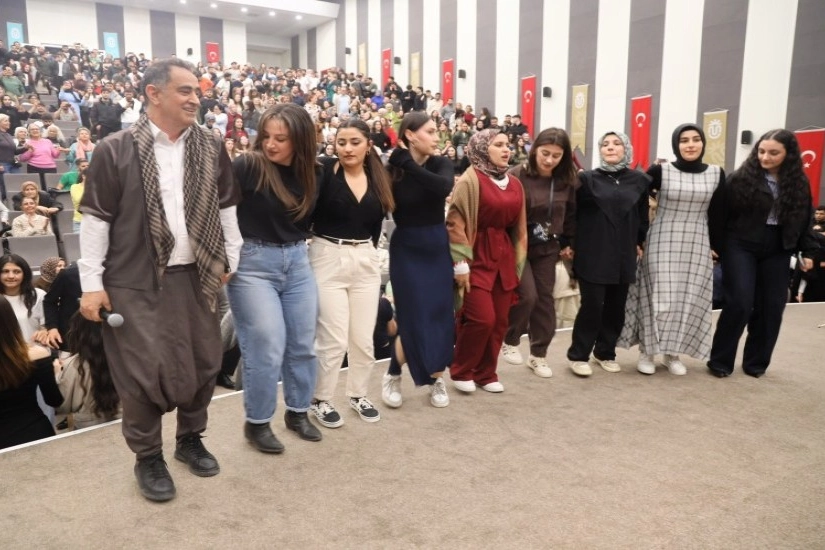 Üniversitede sıra gecesi coşkusu