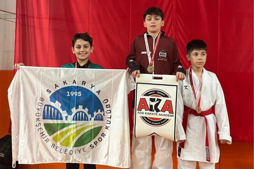 Sakaryalı sporcular kürsüden inmedi!